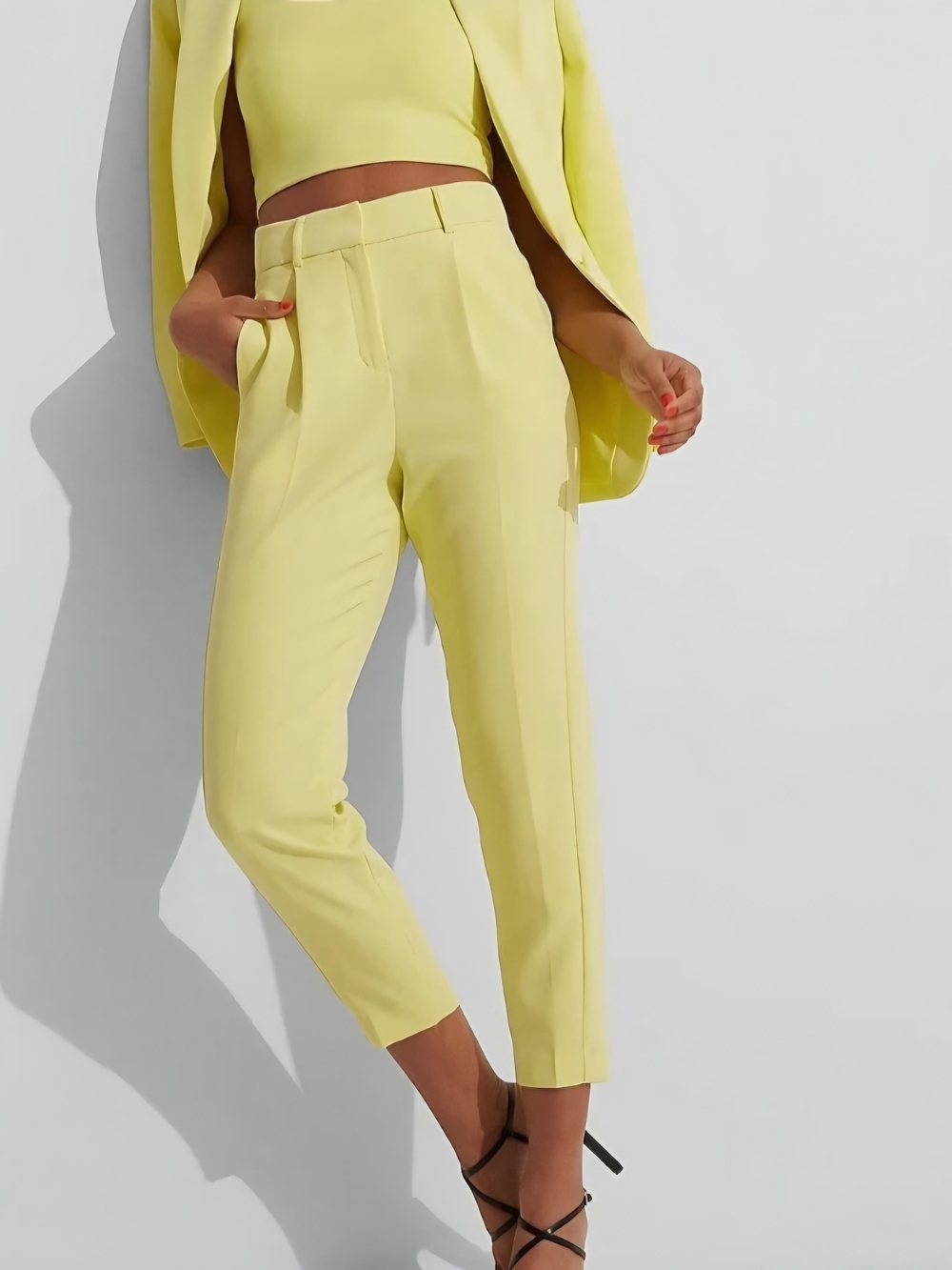 Express Cropped High-Waist Pants in Pale Yellow